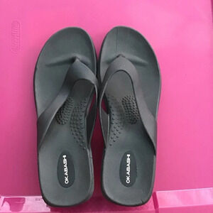 Okabashi sandals size medium. ( box )